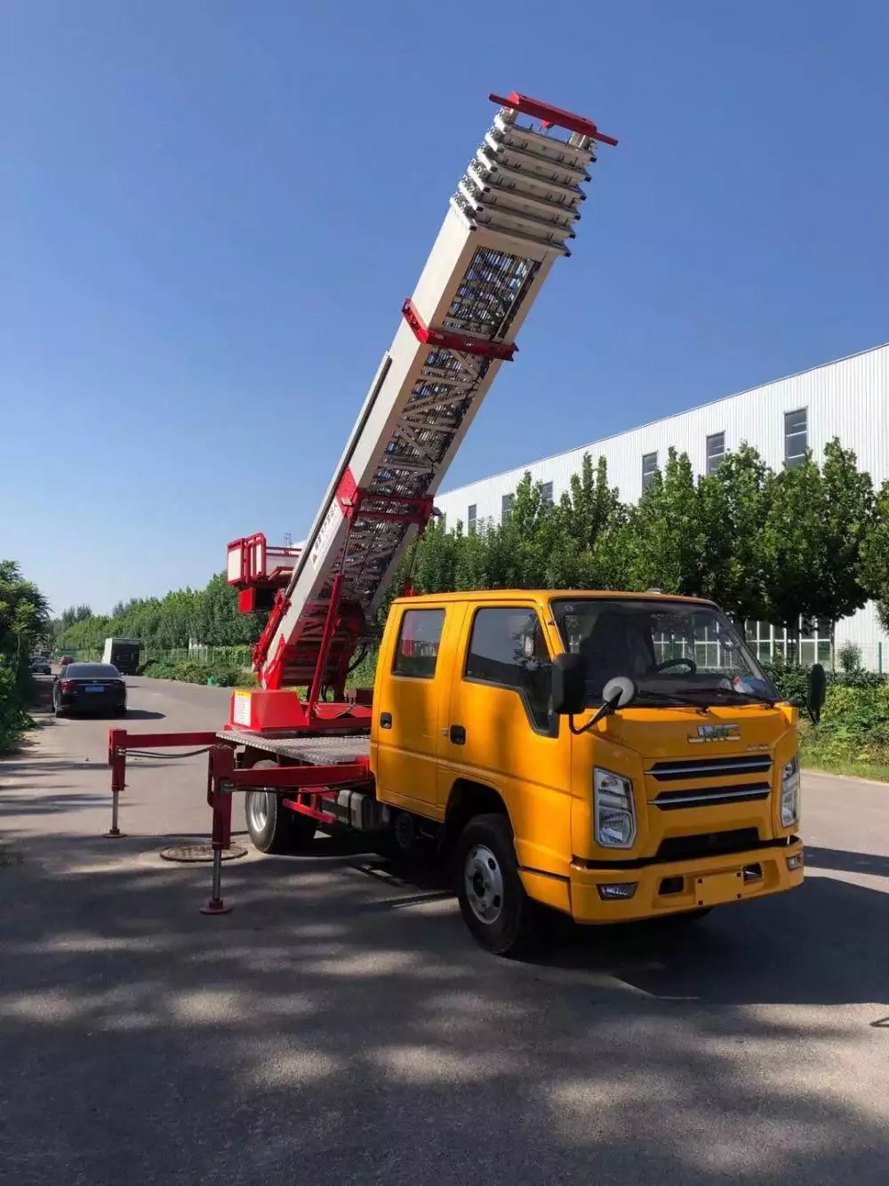 普宁附近的云梯车出租服务：轻松解决高空作业需求