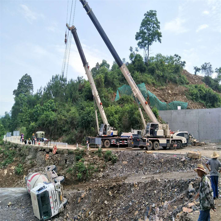 普宁汽车掉沟里叫吊车救援要多少钱
